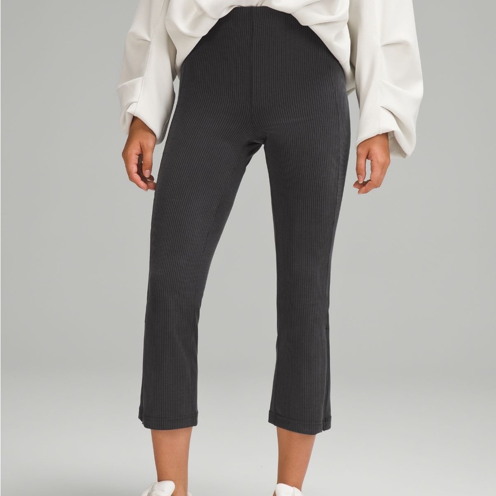 Lululemon Athletica Ribbed Softstreme Zip-Leg High-Rise
Cropped Pant 25" size 6